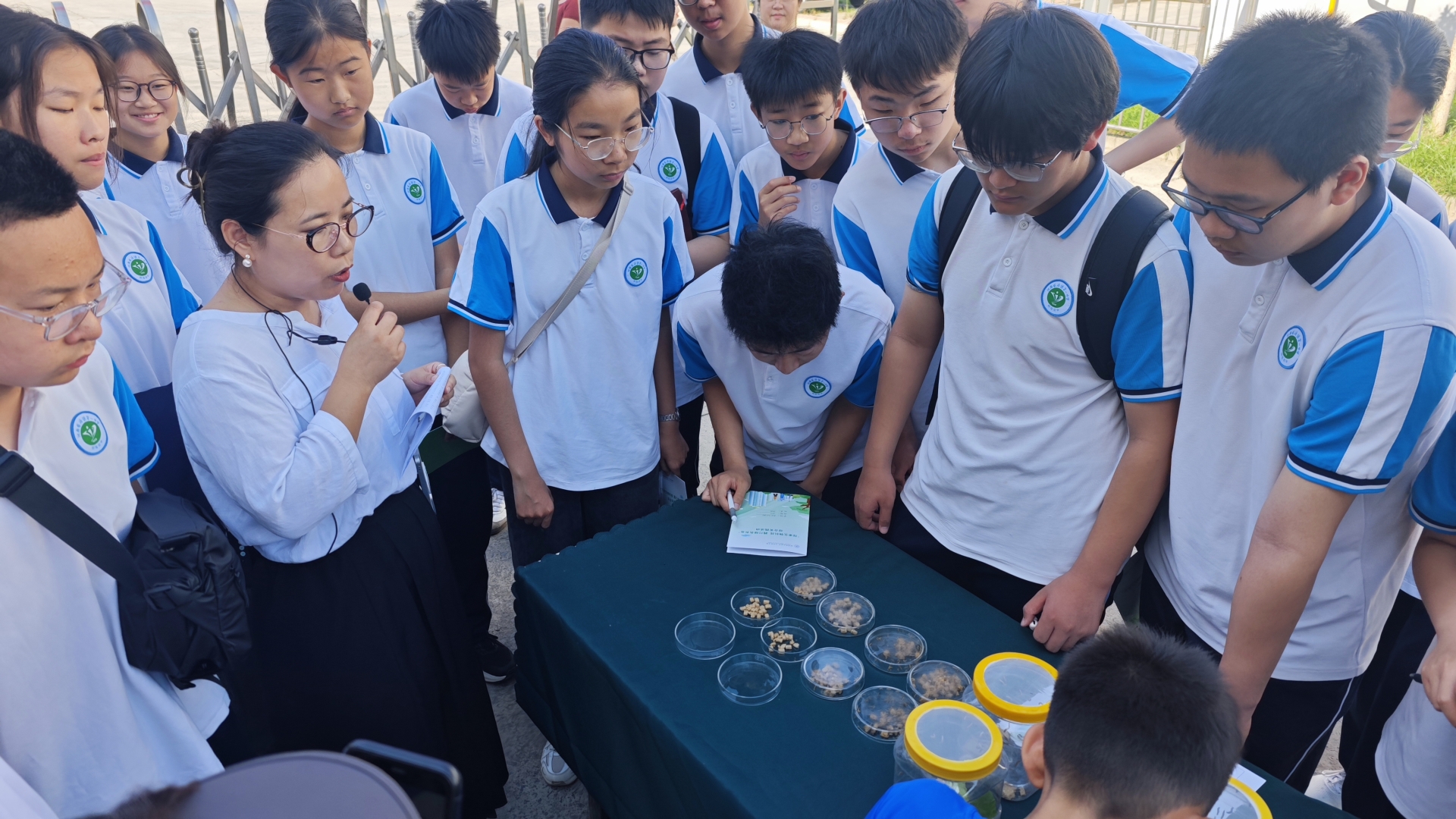 河南省济源第一中学初中部八年级部分学生综合实践走进河南省济源白云实业有限公司
